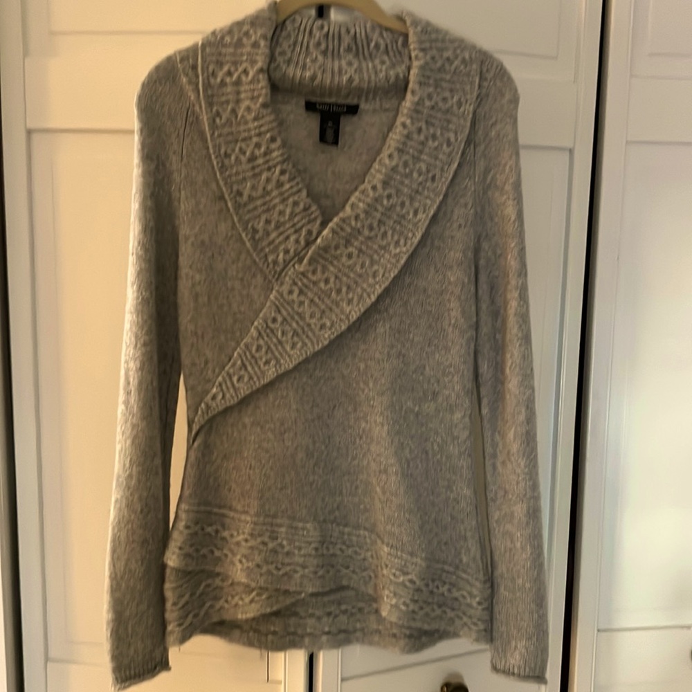 Gray cotton v neck sweater with ruffled hem